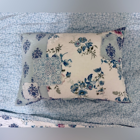 Simply Shabby Chic Patchwork Full/Queen Quilt and Throw Pillow - Picture 5 of 11